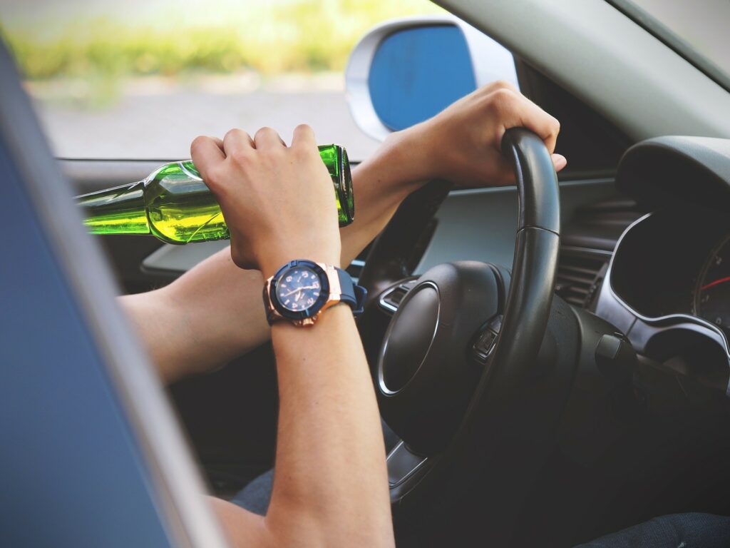 Alkohol nadal częstą przyczyną niebezpiecznych zdarzeń drogowych